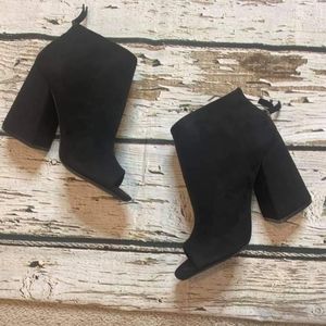 Peep Toe Chunky Heel Bootie. 🖤